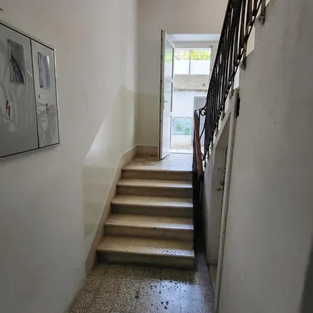 Luna1933 Apartment Split